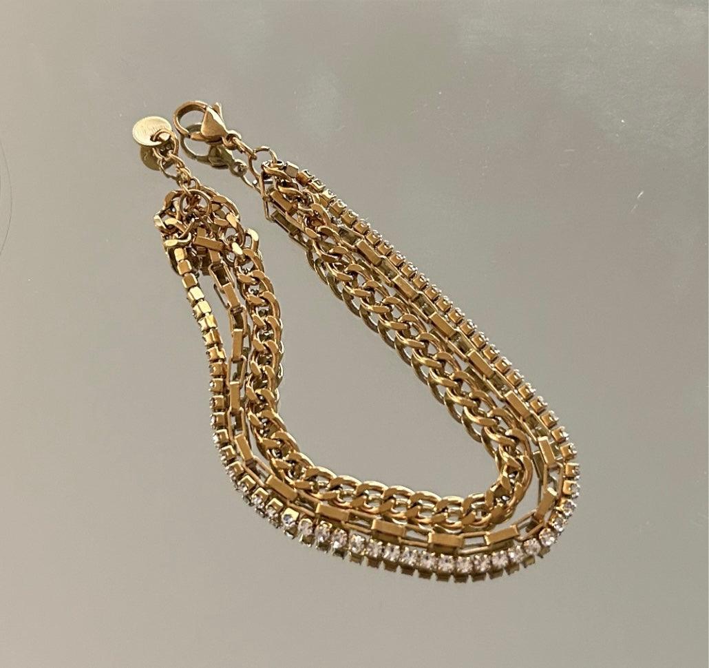 Amazing Triple Strand Bracelet Gold.