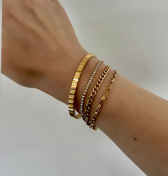 Amazing Triple Strand Bracelet Gold.